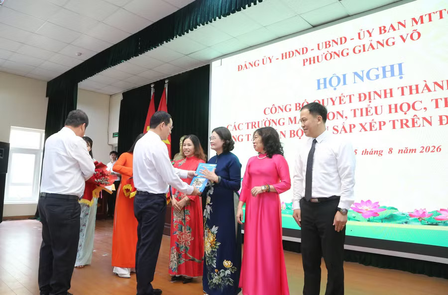 Lãnh đạo Phường Giảng Võ trao quyết định, chúc mừng Ban giám hiệu trường THCS Giảng Võ. gv-1.jpg