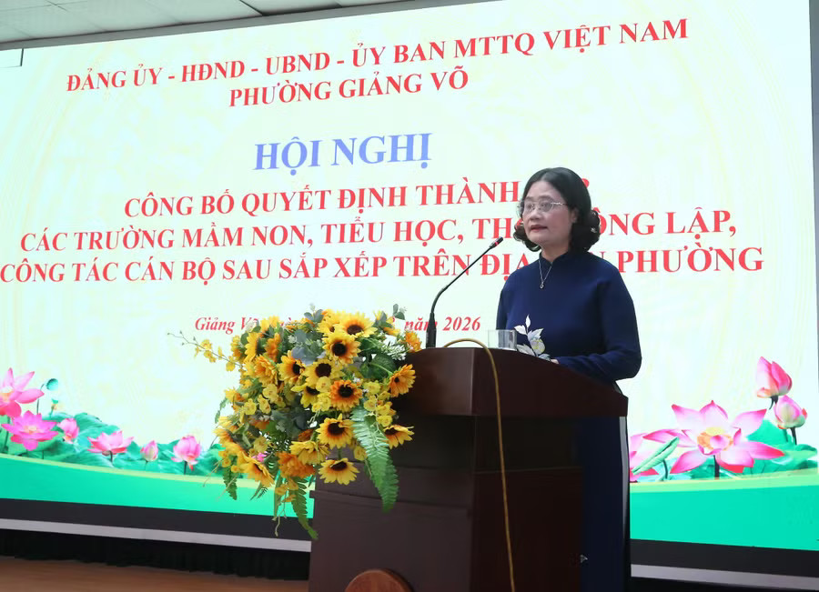 Nhà giáo Tô Thị Hải Yến - Hiệu trưởng Trường THCS Giảng Võ (sau sắp xếp) phát biểu tại Hội nghị. anh-thcs-gv.jpg