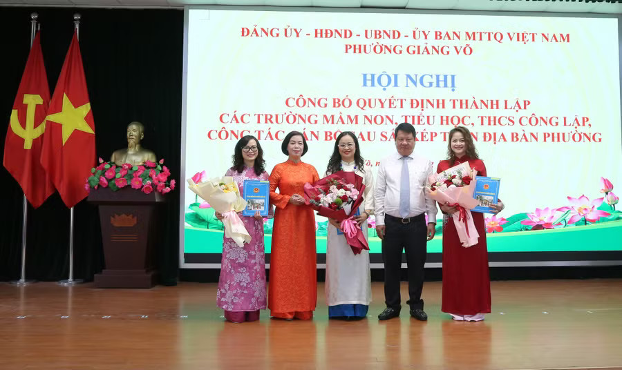 Lãnh đạo phường Giảng Võ trao quyết định và chúc mừng Ban giám hiệu Trường Tiểu học Giảng Võ. Nhà giáo Trịnh Phương Linh giữ chức vụ Hiệu trưởng nhà trường. tieu-hoc-1.jpg