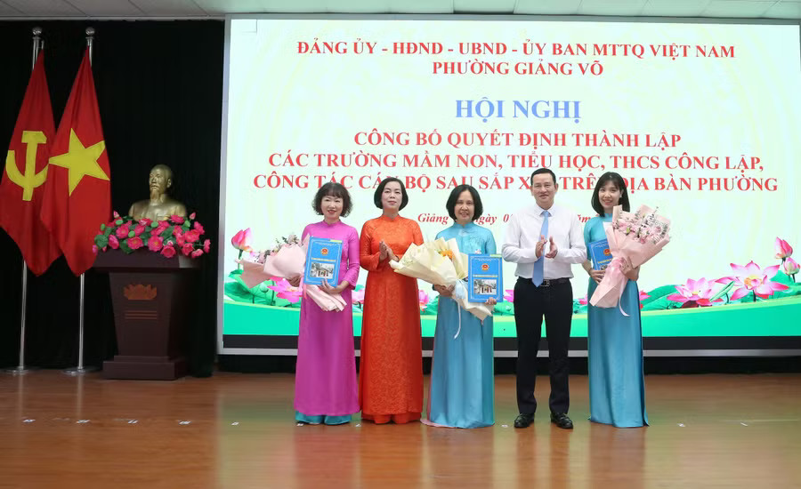 Lãnh đạo phường Giảng Võ trao quyết định và chúc mừng Ban giám hiệu Trường Tiểu học Thành Công. Nhà giáo Phạm Minh Thảo giữ chức vụ Hiệu trưởng nhà trường. tieu-hoc-2.jpg