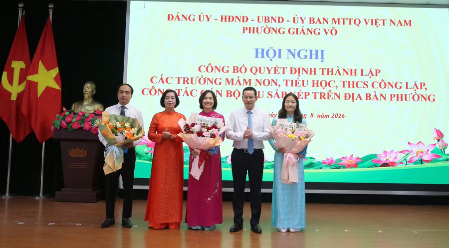 Lãnh đạo Phường Giảng Võ trao quyết định, chúc mừng Ban giám hiệu trường THCS Thành Công. Nhà giáo Nguyễn Ngọc Anh giữ chức Hiệu trưởng nhà trường. thcs-2.jpg