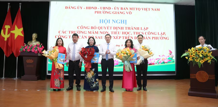 Lãnh đạo Phường Giảng Võ trao quyết định, chúc mừng Ban giám hiệu trường THCS Giảng Võ.