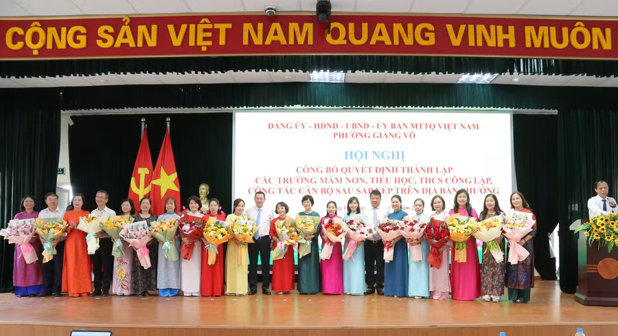 Lãnh đạo Phường Giảng Võ tri ân các cán bộ nghỉ công tác quản lý giáo dục sau sắp xếp. qc.jpg