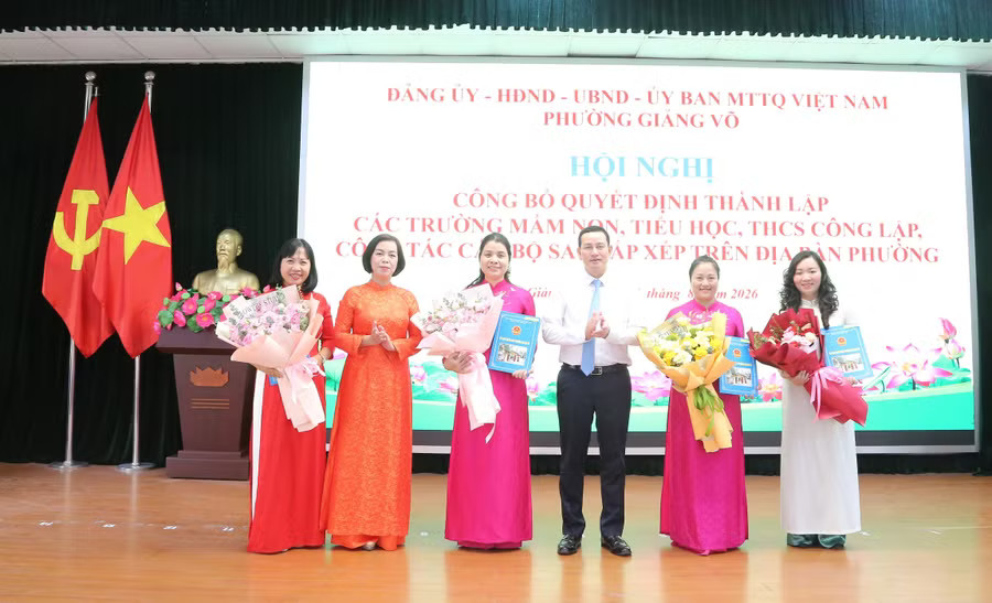 Lãnh đạo phường Giảng Võ trao quyết định và chúc mừng Ban giám hiệu Trường Mầm non Thành Công. Nhà giáo Phùng Thị Bích Hiền giữ chức vụ Hiệu trưởng nhà trường. mam-non-2.jpg