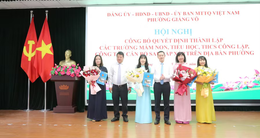 Lãnh đạo phường Giảng Võ trao quyết định và chúc mừng Ban giám hiệu Trường Mầm non Giảng Võ. Nhà giáo Phạm Thanh Hoa, giữ chức vụ Hiệu trưởng nhà trường. mam-non-1.jpg