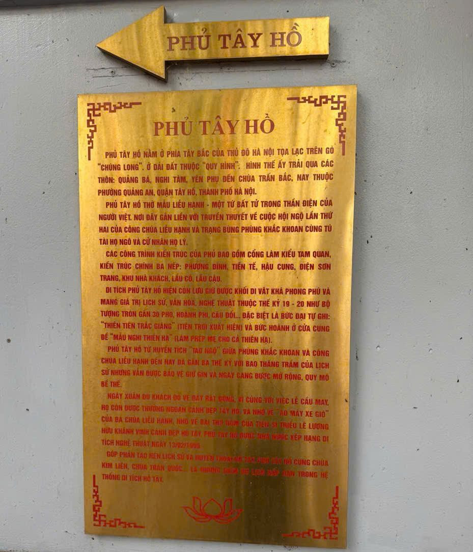 anh-1.-bang-gioi-thieu-khai-quat-ve-lich-su-kien-truc-va-gia-tri-van-hoa-cua-di-tich-phu-tay-ho..jpg