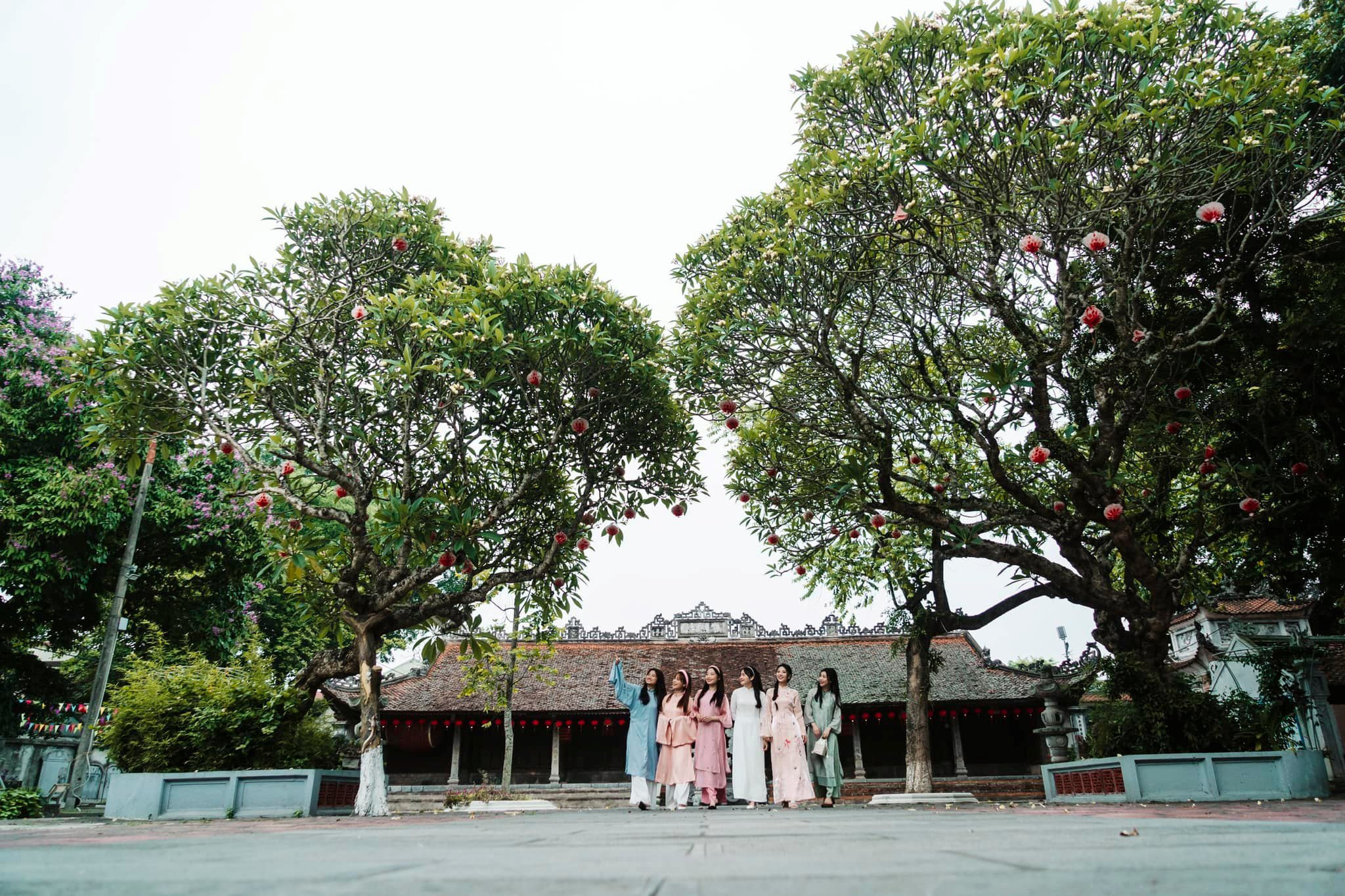 du-khach-tham-quan-chua-boi-khe-va-cay-di-san.jpg