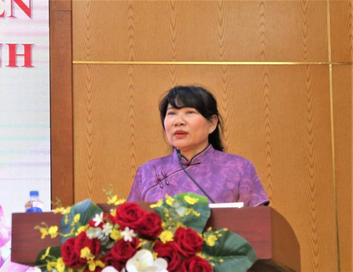 ba-tran-thi-thu-huong-chu-tich-hoi-nguoi-cao-tuoi-phuong-tay-ho-pho-bien-noi-quy-lop-tap-huan20260813114419.jpg