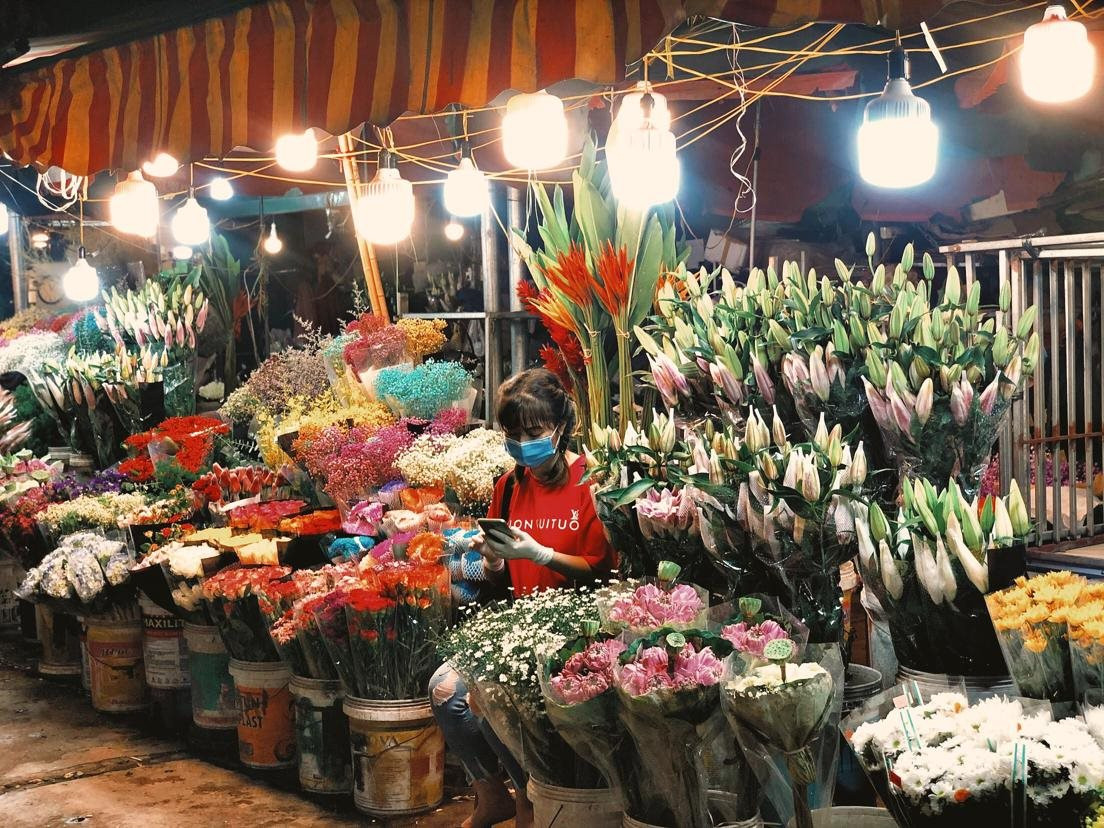 mot-goc-xinh-dep-cua-cho-hoa-dem-quang-ba-ha-noi-anh-suu-tam-.jpg