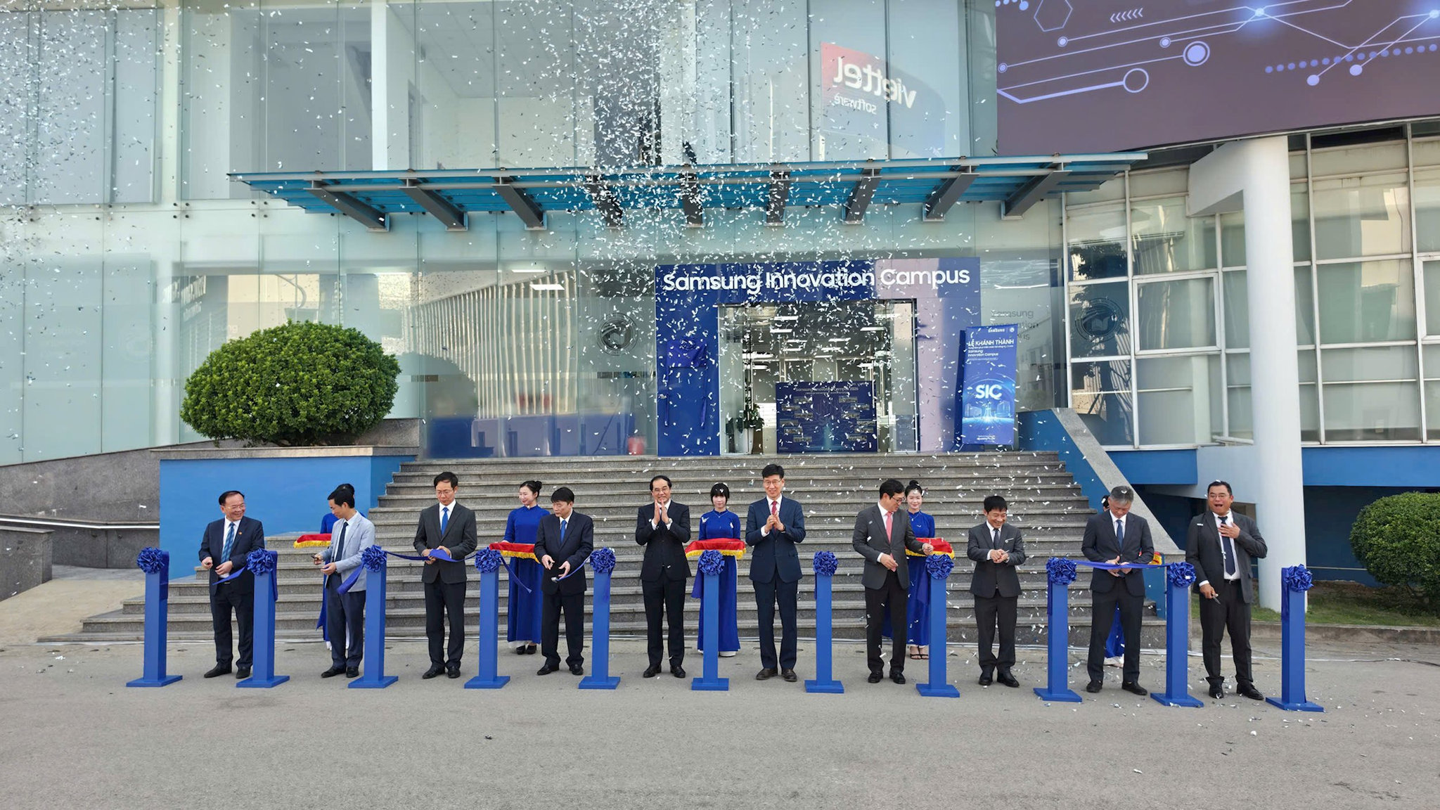 cac-dai-bieu-thuc-hien-nghi-thuc-cat-bang-khanh-thanh-trung-tam-phat-trien-nhan-tai-cong-nghe-cao-sic.jpg
