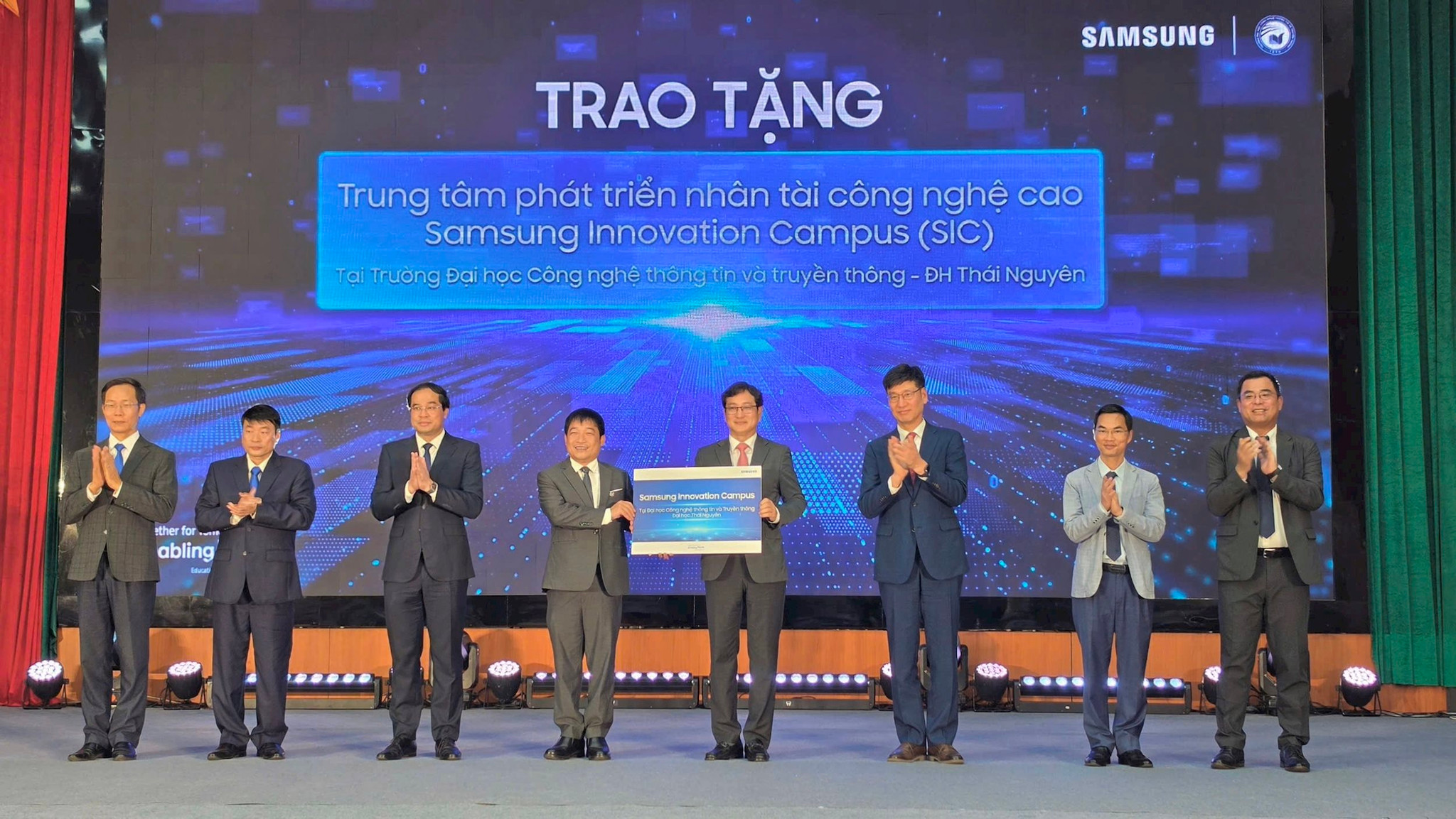 dai-dien-samsung-viet-nam-thuc-hien-nghi-thuc-trao-tang-trung-tam-phat-trien-nhan-tai-cong-nghe-cao-samsung-innovation-campus-tai-thai-nguyen.jpg