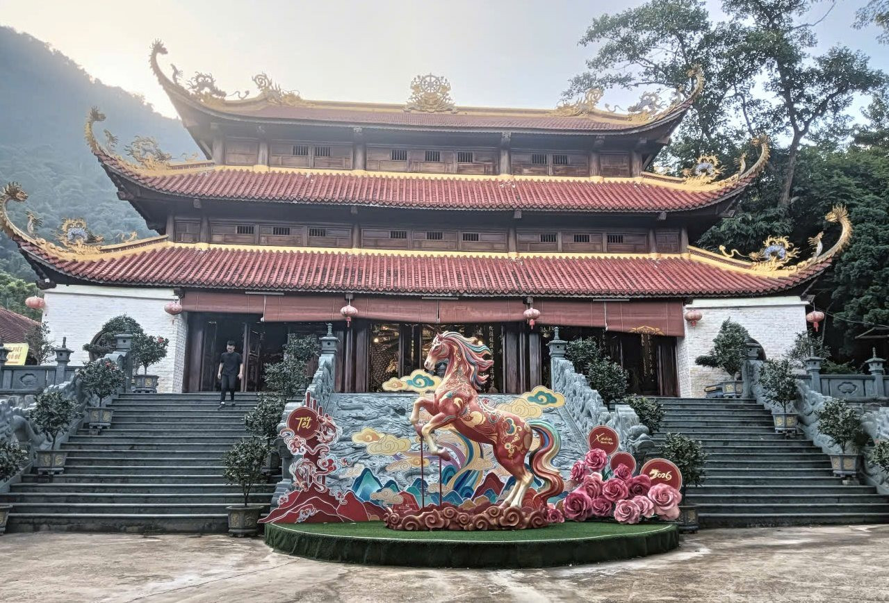 chua-tan-vien-nam-giua-nui-rung-ba-vi-la-diem-den-tam-linh-thu-hut-nhieu-du-khach-va-phat-tu-moi-dip-cuoi-tuan.(1).jpg