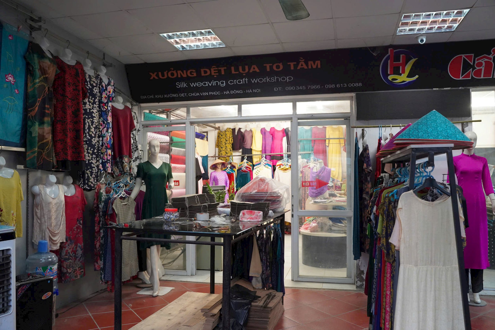 mot-gian-hang-trong-cho-lua-lang-van-phuc.jpg