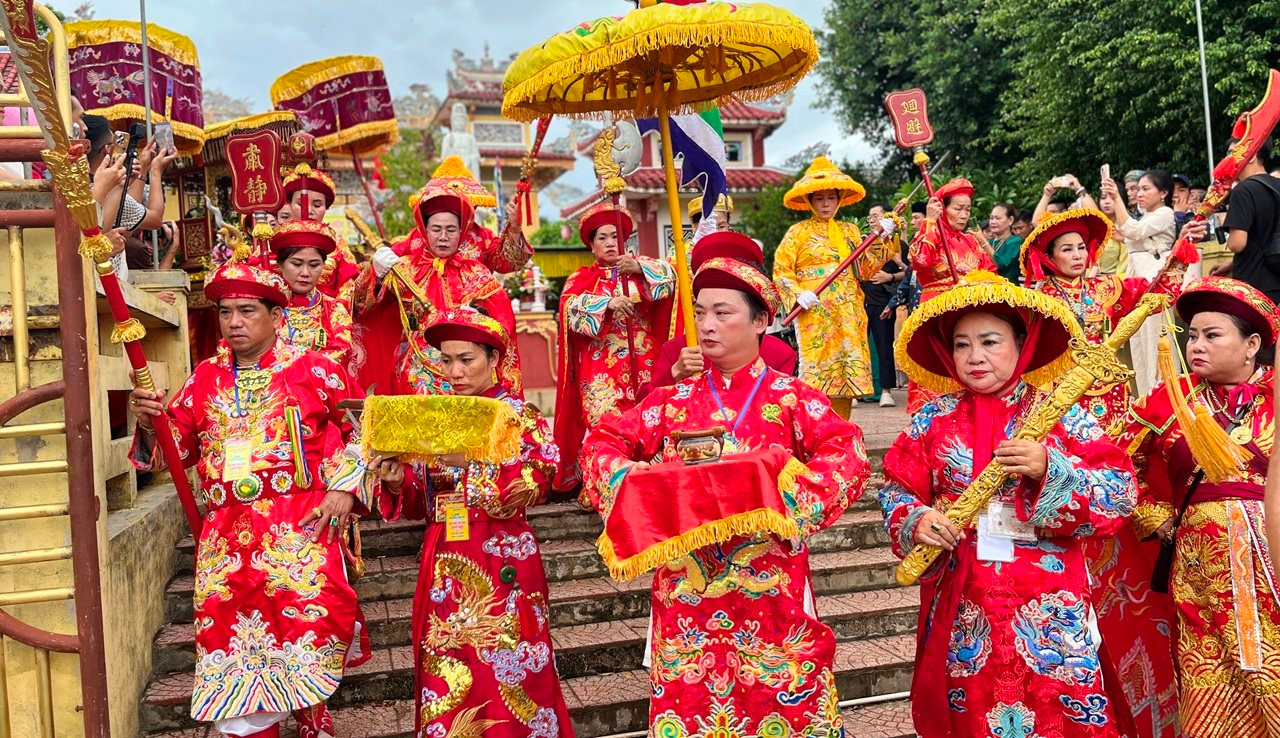 doan-di-chuyen-len-thuyen-ve-dien-hue-nam.jpg