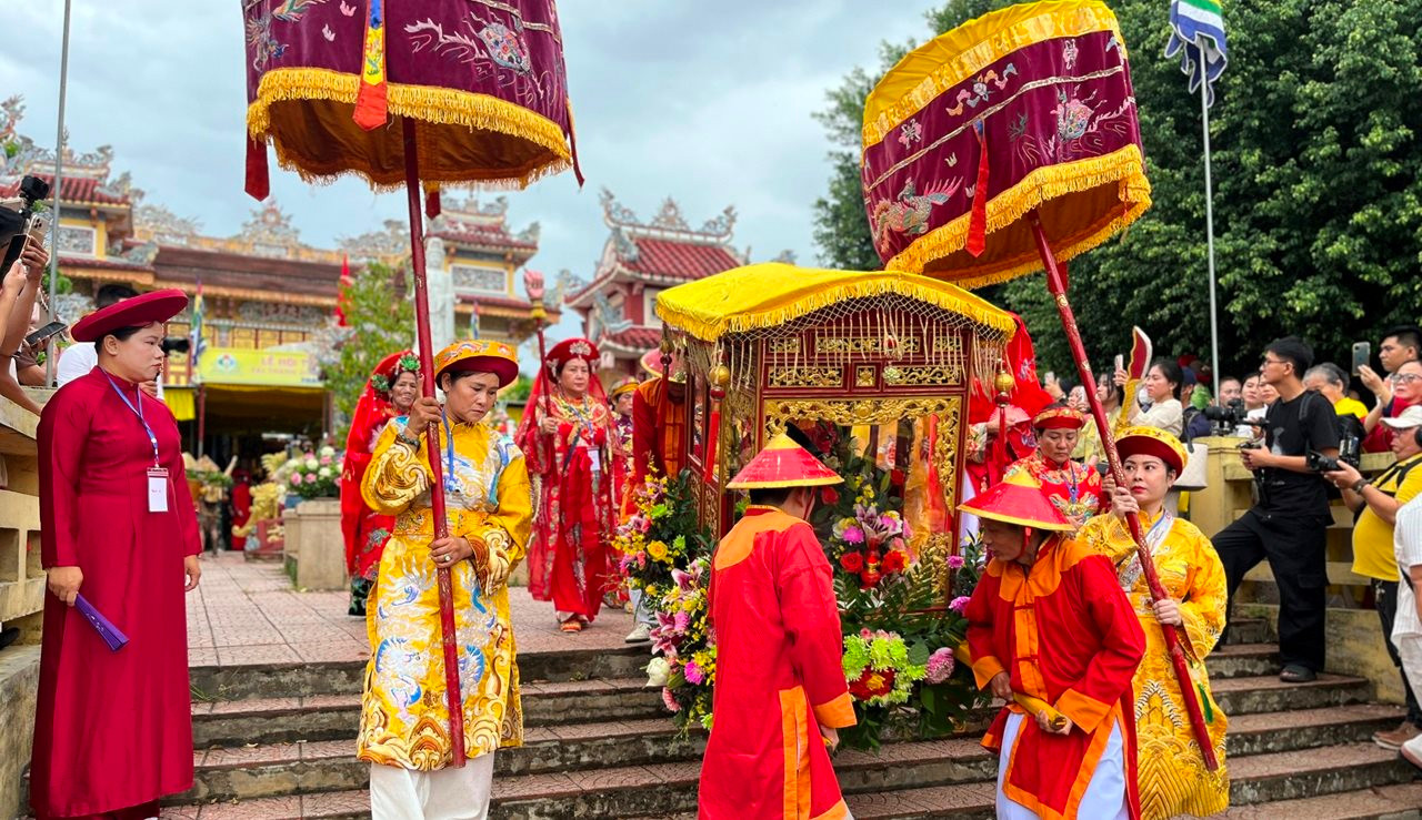nghi-thuc-di-chuyen-len-thuyen-.jpg