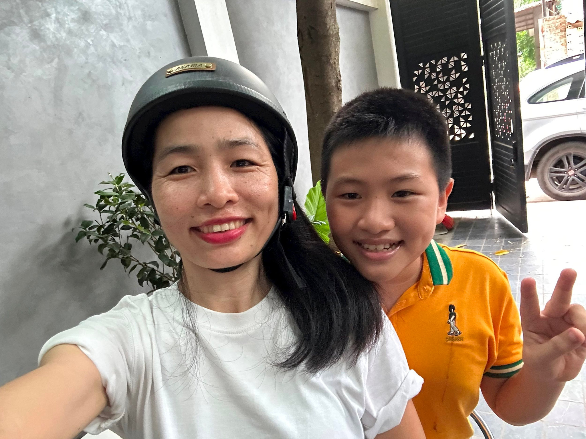 1.toi-va-con-trai-tren-chiec-xe-may-luc-vua-den-nha-chi-ngoc-anh.jpg