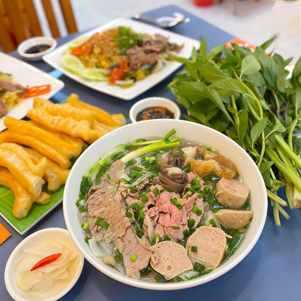 pho-ha-noi-khong-dam-gat-ma-nhe-nhang-tinh-te-du-de-xua-tan-cai-lanh-cua-buoi-sang-mua-dong.-anh.vinwonders.com-.jpg