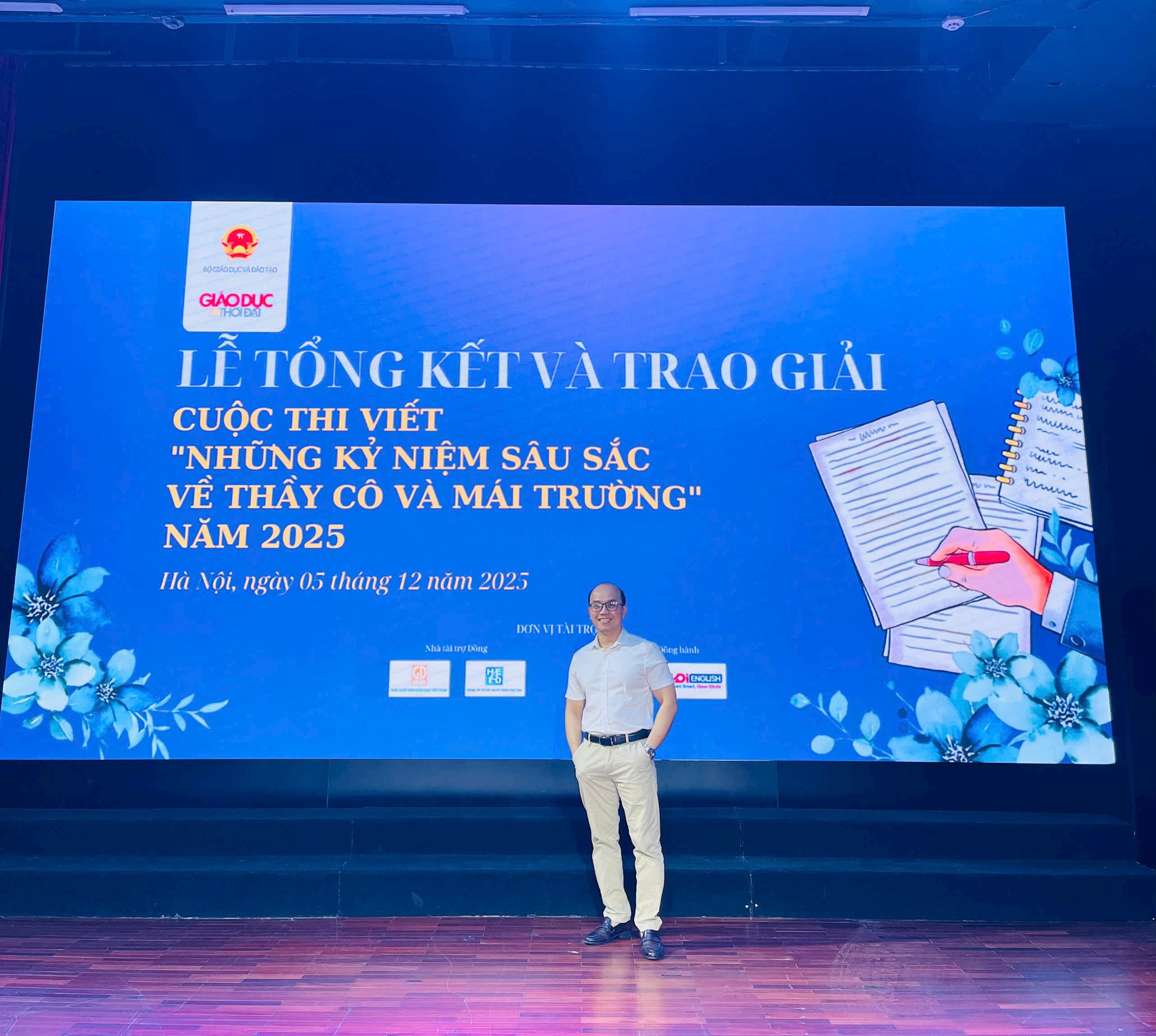 toi-chup-hinh-ky-niem-truoc-luc-trao-giai-cuoc-thi-viet-nhung-ky-niem-sau-sac-ve-thay-co-va-mai-truong-nam-2025.jpg