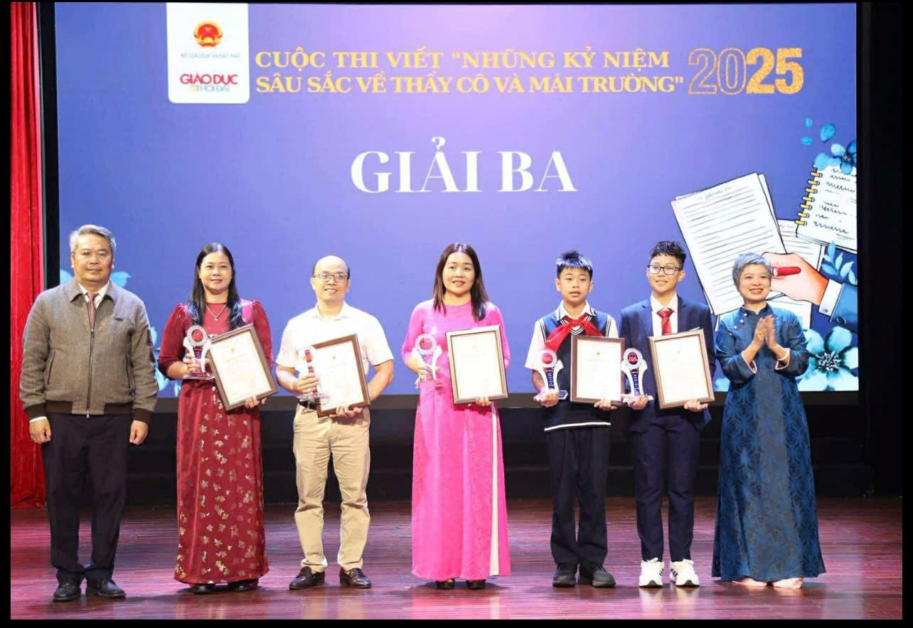 toi-dung-thu-ba-tu-trai-sang-cung-cac-tac-gia-dat-giai-ba-tai-cuoc-thi.jpg