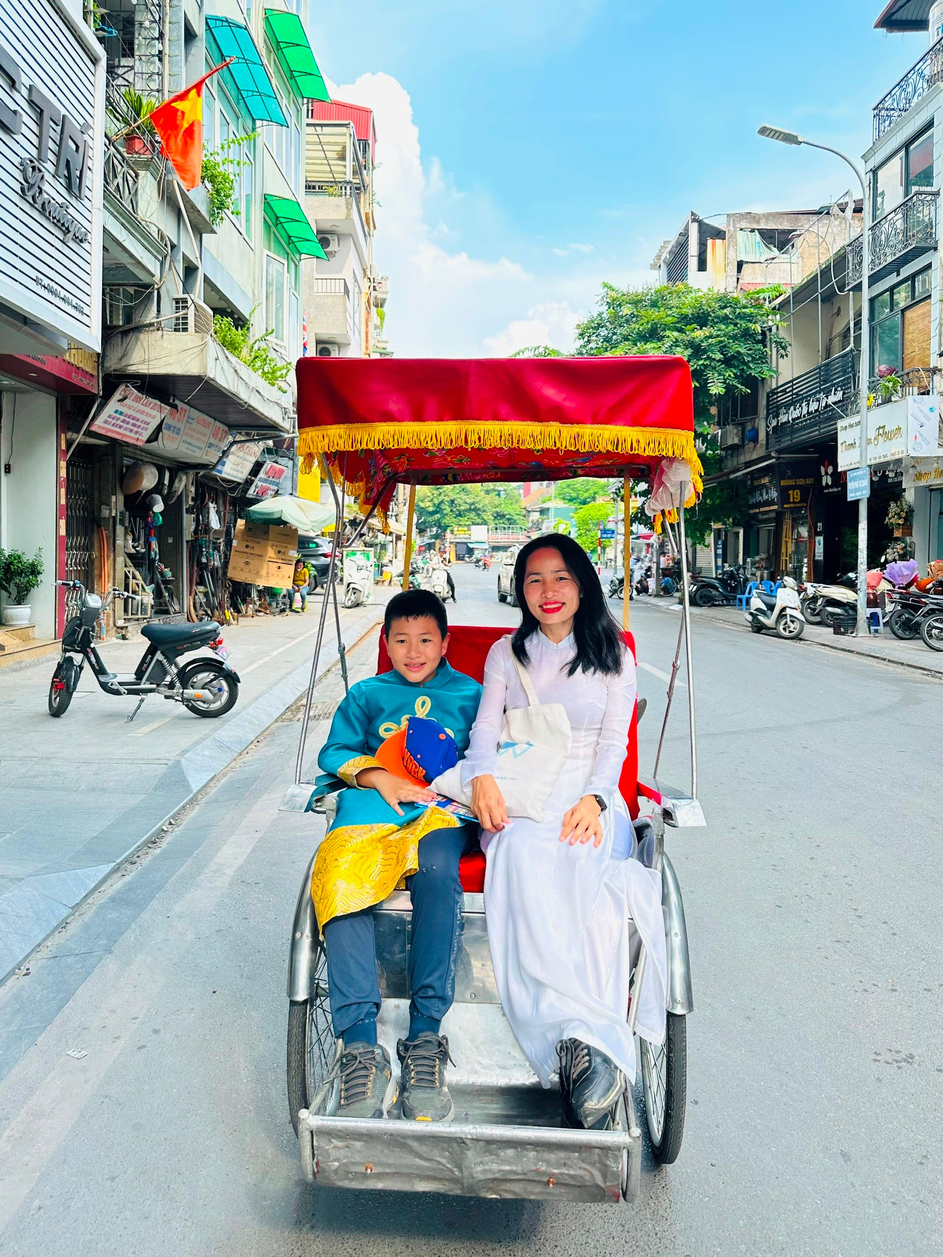 1.-nhat-cung-me-trong-ta-ao-dai-di-qua-nhung-noi-da-lam-nen-lich-su-cua-dat-nuoc.jpg