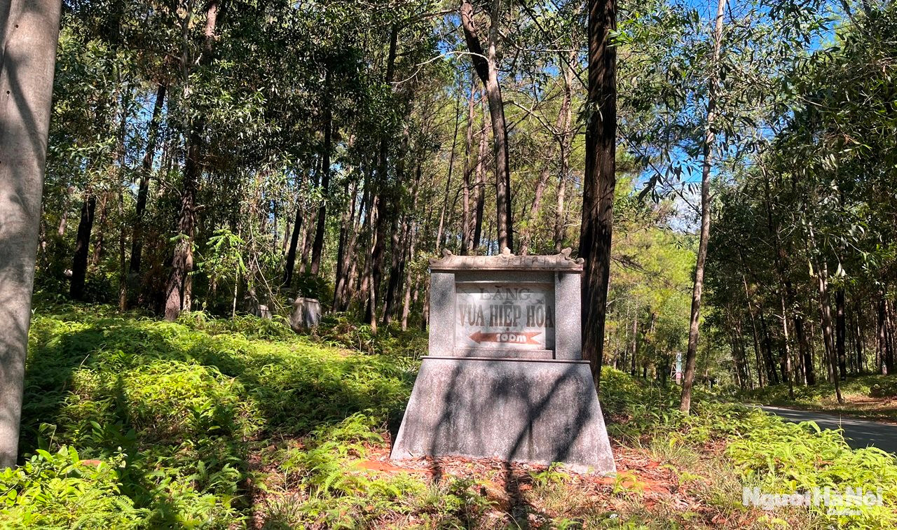 bia-chi-dan-di-vao-khu-lang-mo-.jpg