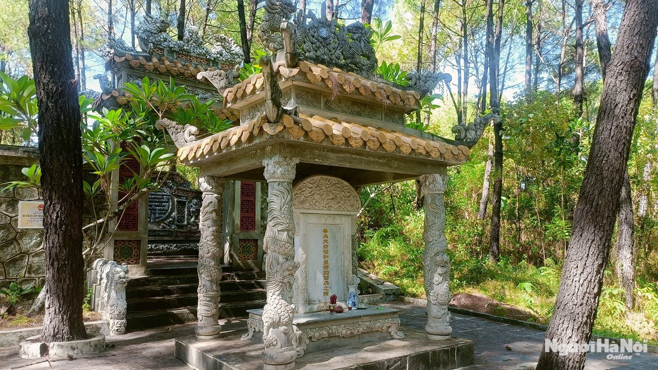 bia-da-trong-khu-lang-mo-.jpg