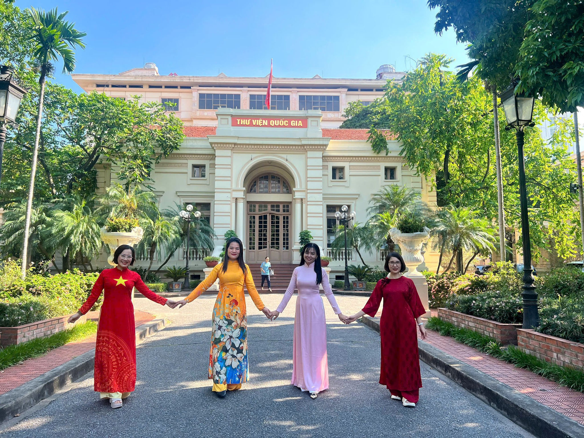 bai-3-hinh-2.-bon-chi-em-ncs-o-thu-vien-quoc-gia-ha-noi.jpg