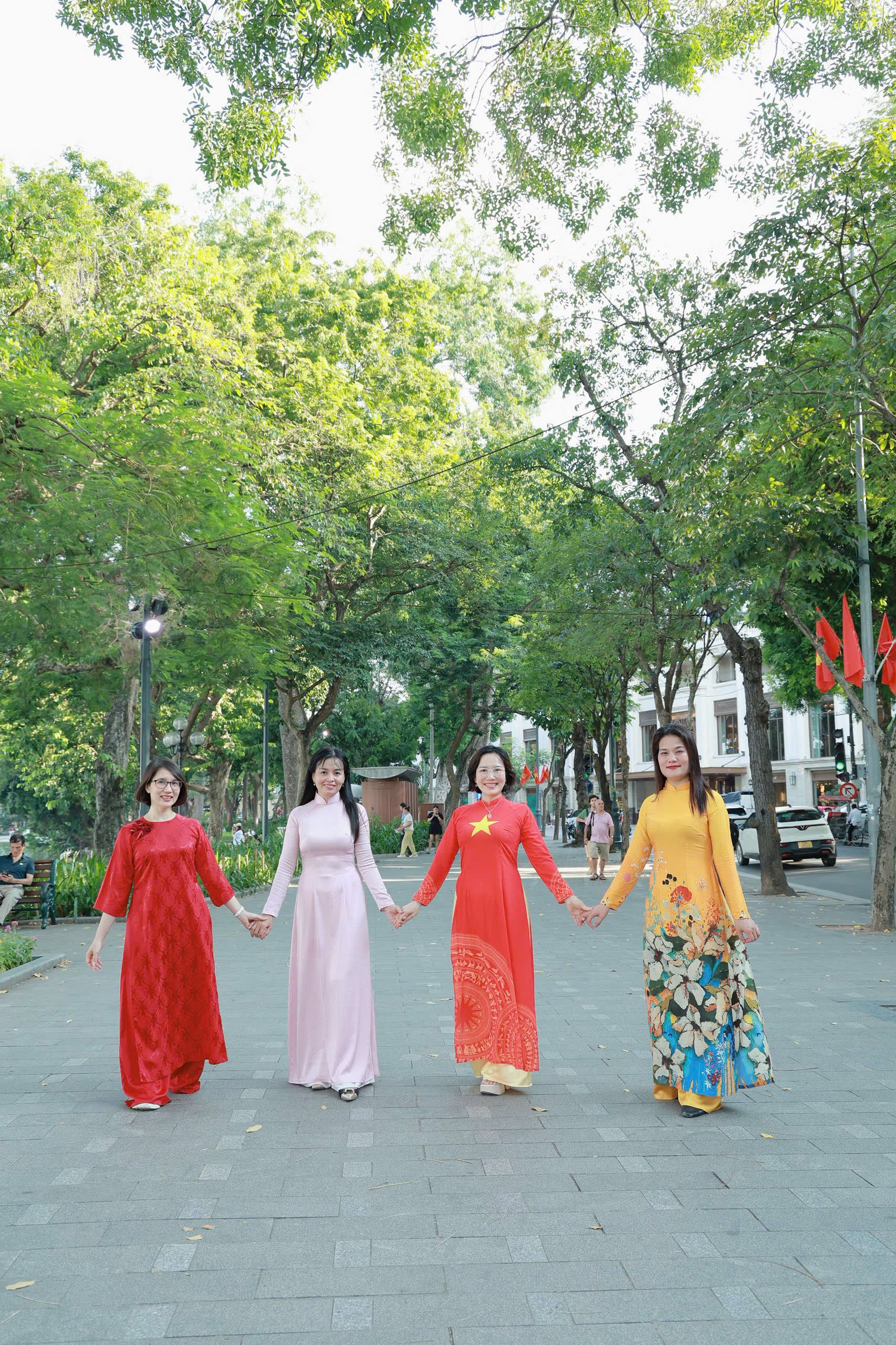 bai-3-hinh-3.-bon-chi-em-ncs-cung-dao-ho-guom.jpg