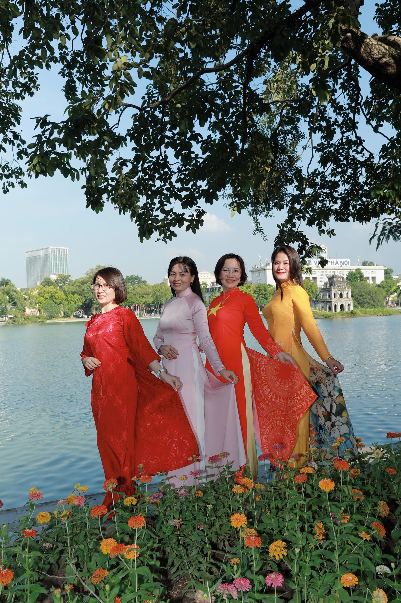 bai-3-hinh-4.-bon-chi-em-cung-dao-buoc-tren-pho-ha-noi(1).jpg