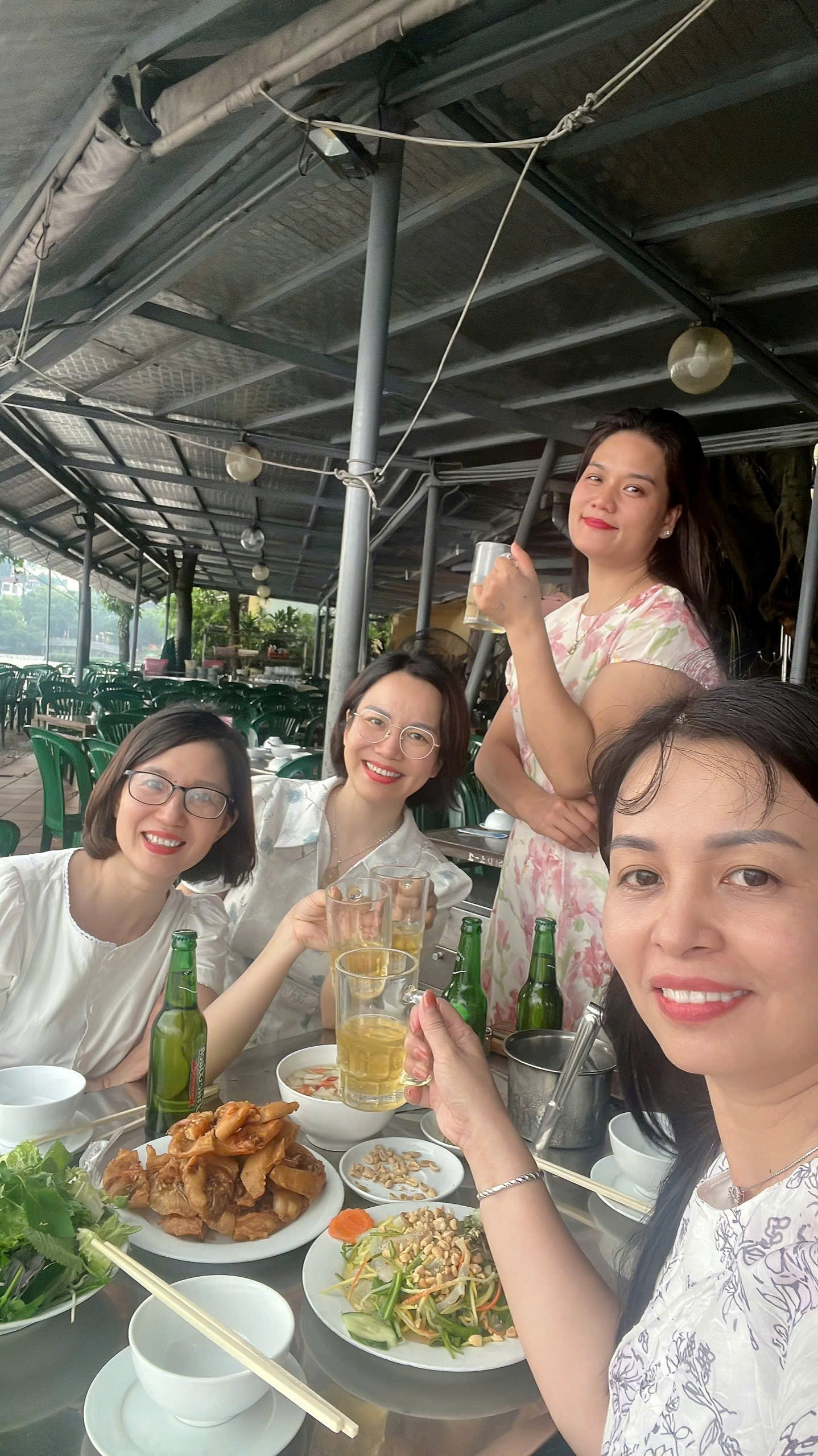 bai-3-hinh-5.-bon-chi-em-ncs-an-banh-tom-o-ho-tay(1).jpg