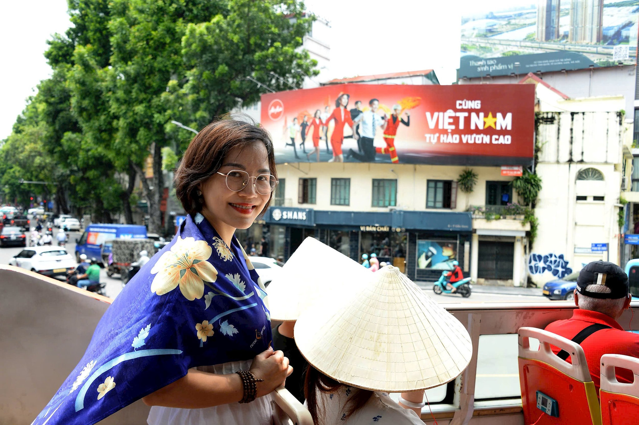 bai-4-hinh-5.-tren-tang-2-xe-bus-anh-nhan-vat-ha-vinh-tam.jpg