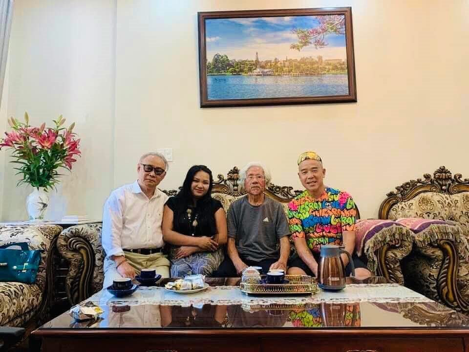 hinh-1-nha-phe-binh-ngo-thao-ngoai-cung-ben-trai-cung-tac-gia-hoi-ngo-tai-da-lat.jpg