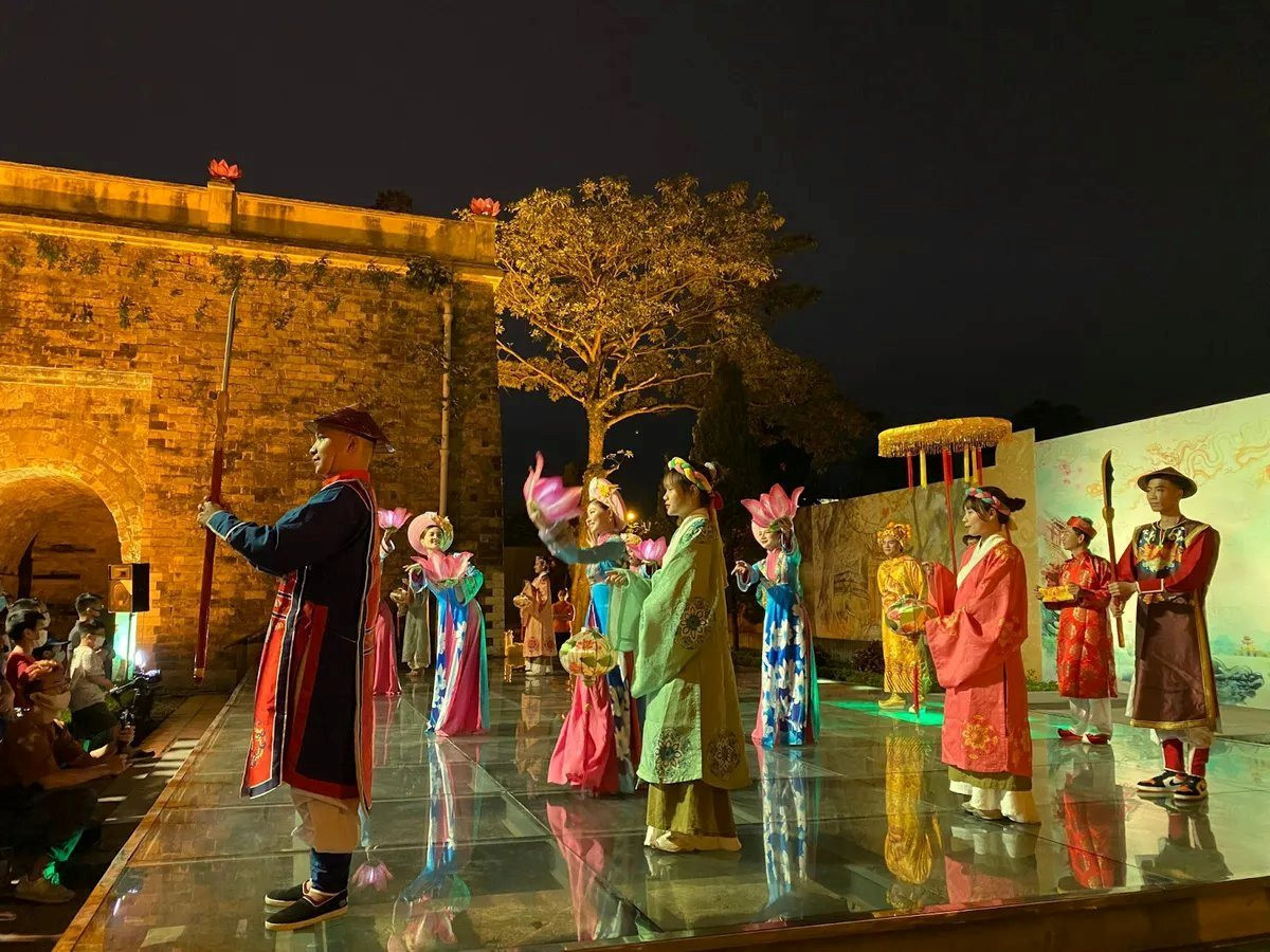 tai-hien-dieu-mua-cung-dinh-xua-tai-tour-dem-giai-ma-hoang-thanh-thang-long-..jpg