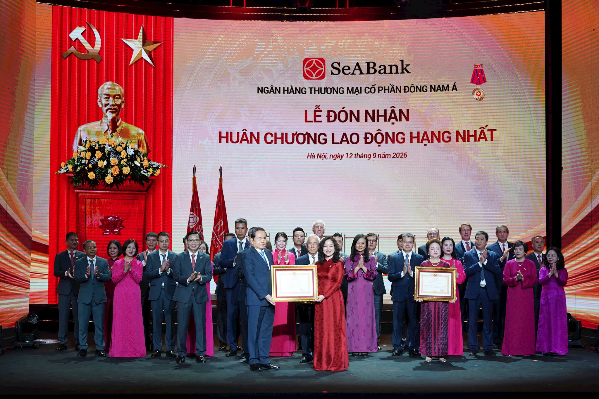 anh-2-ba-le-thu-thuy-pho-chu-tich-hdqt-seabank-dai-dien-ngan-hang-don-nhan-huan-chuong-lao-dong-hang-nhat.jpg
