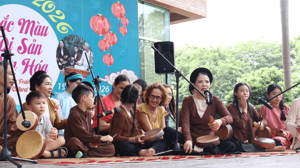 khanh-tham-quan-trai-nghiem-hat-xam-cung-cac-nghe-nhan.png
