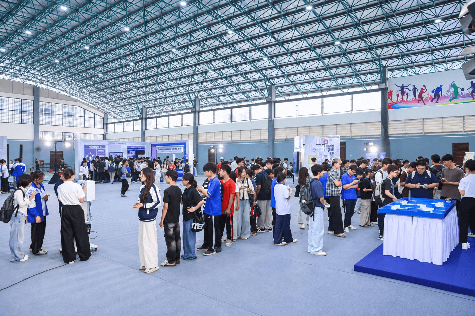 dong-dao-cac-ban-sinh-vien-tham-gia-tai-su-kien-tech-day-2026.png