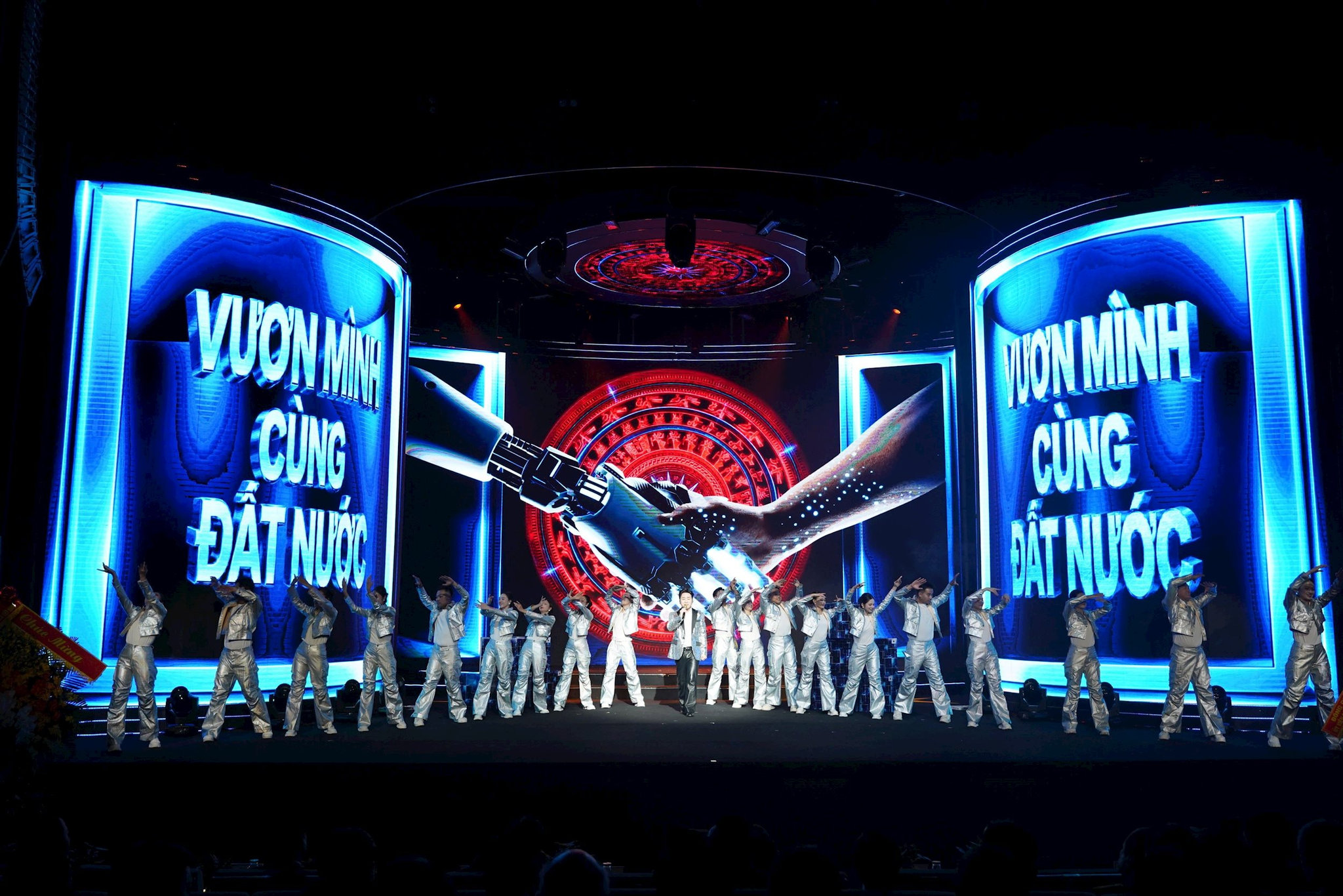 anh-4.-ca-si-tung-duong-mo-dau-chuong-3-vuon-minh-cung-dat-nuoc.jpg