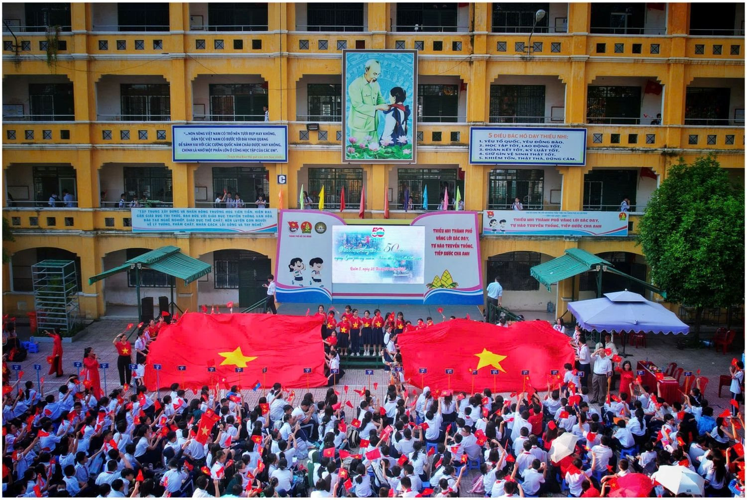 truong-thcs-hong-bang-quan-5-tphcm-le-30-4-check-in-cung-co-to-quoc-17459279888682120028094.jpg