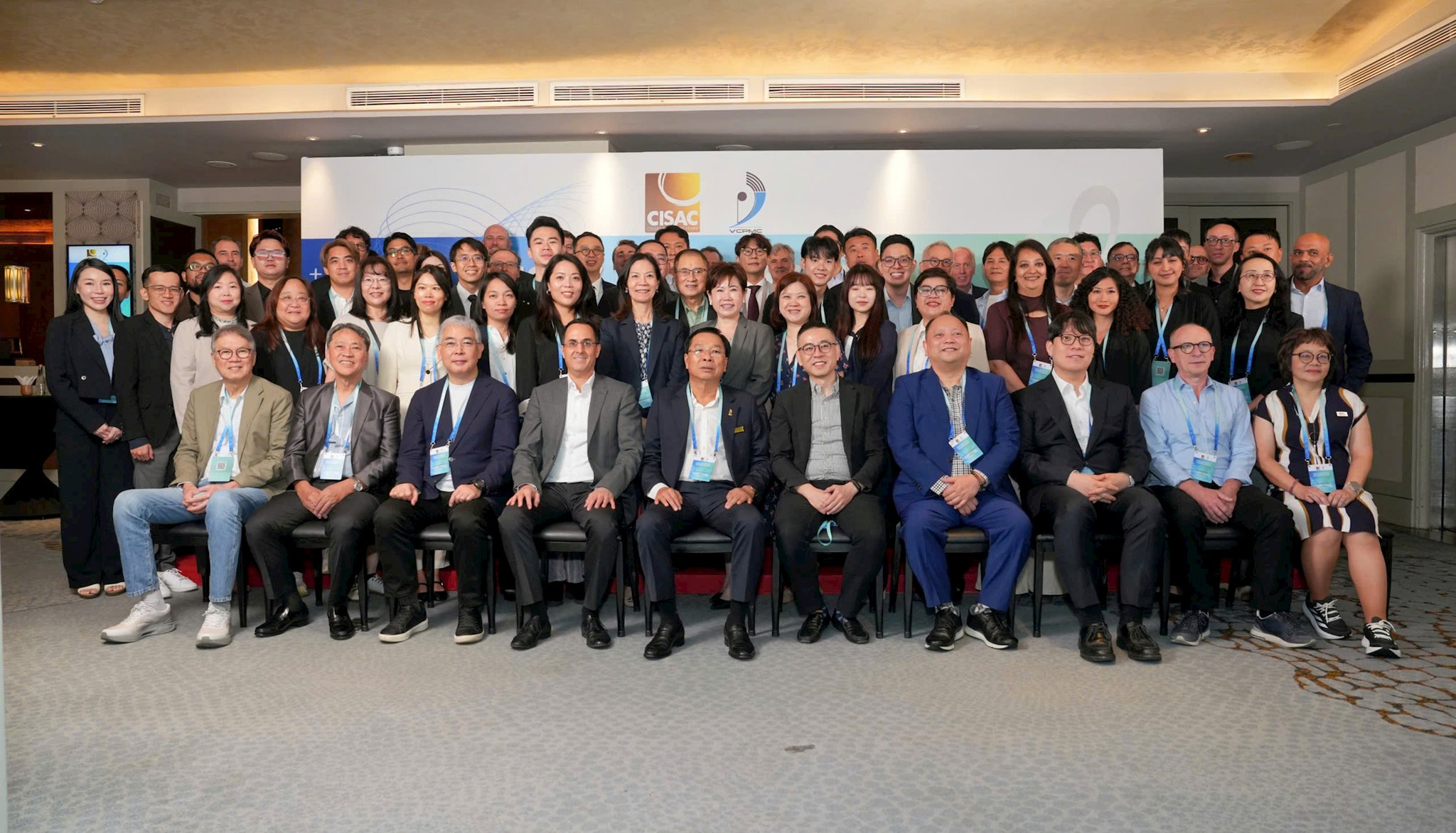 anh-5-cac-dai-bieu-quoc-te-va-viet-nam-chup-anh-luu-niem.jpg