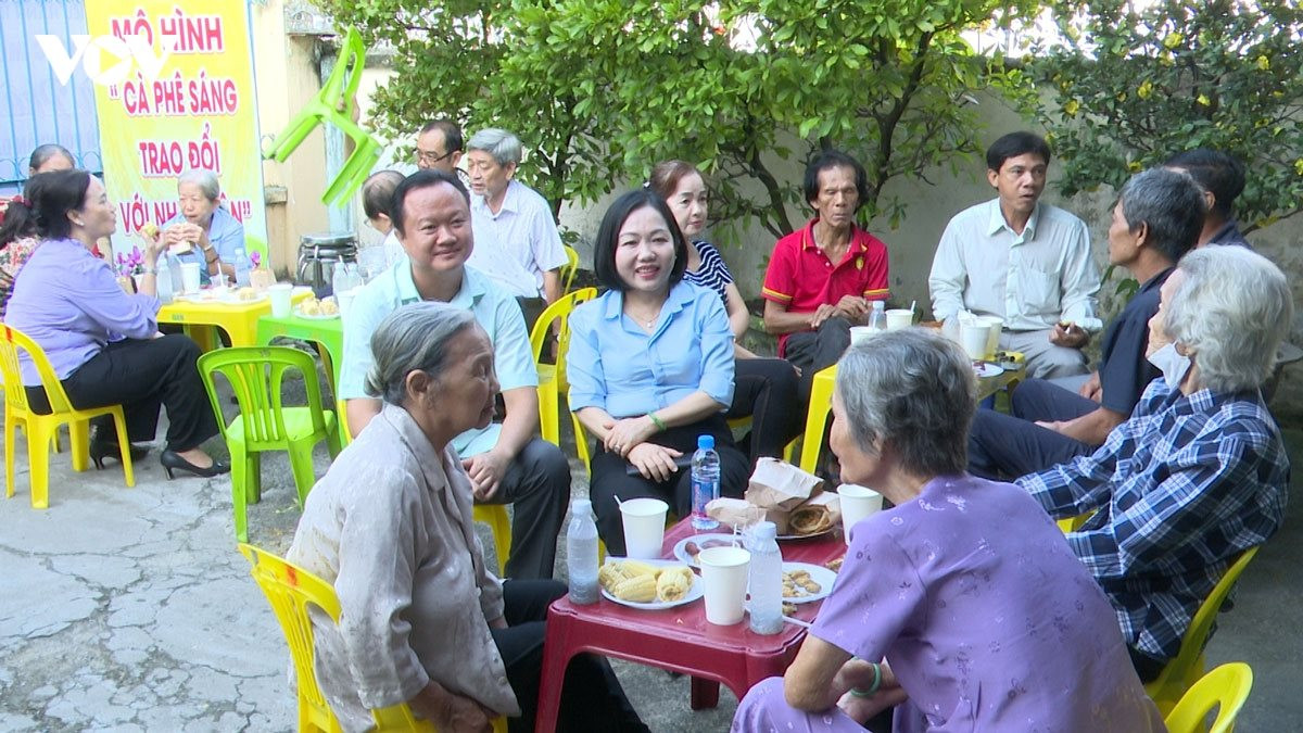 hoat-dong-thuc-te-cua-mo-hinh-ca-phe-sang-trao-doi-voi-nhan-dan-_-mot-sang-kien-doi-moi-trong-cong-.jpg