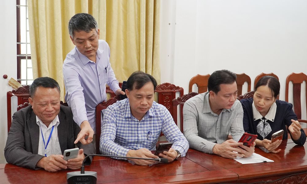 cac-dang-vien-213-cua-chi-bo-to-dan-pho-niem-xa-phuong-kinh-bac-huong-dan-cac-dang-vien-cao-tuoi-cap-nhat-ung-dung-so-tay-dang-vien-dien-tu.jpg