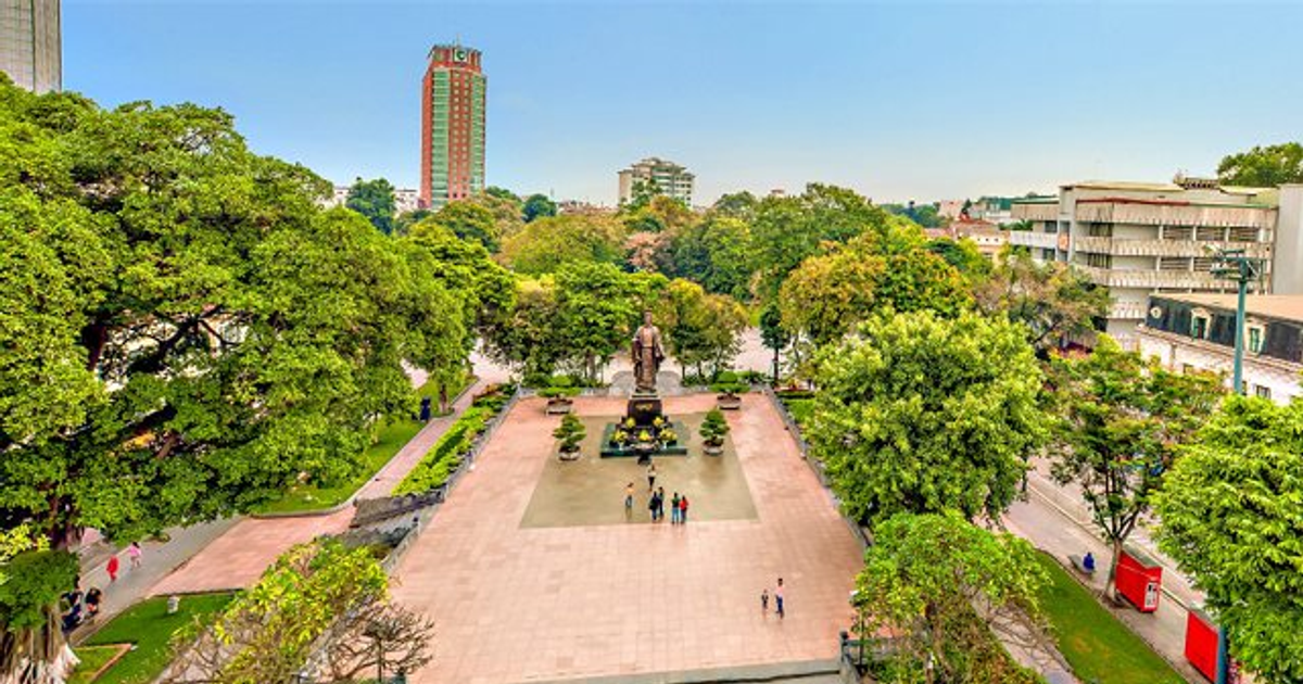 Góc nhìn đẹp từ Vườn hoa Chí Linh ra Hồ Gươm