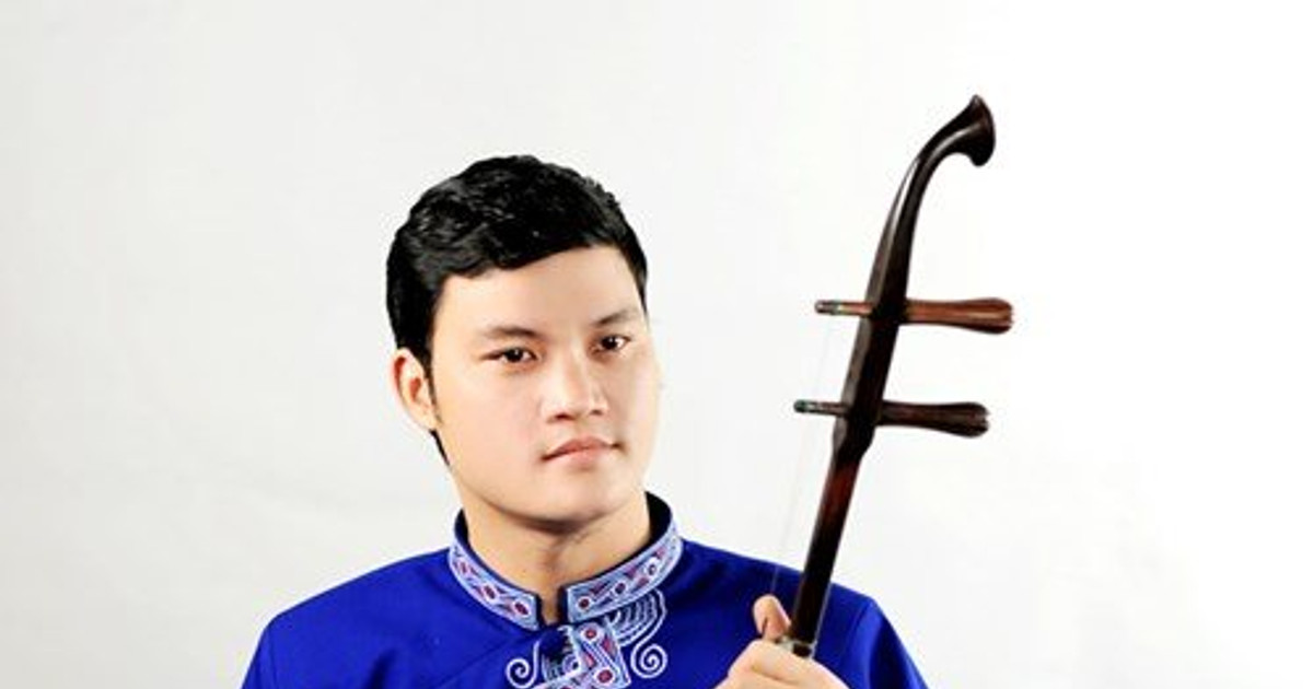 NGHỆ SĨ ĐÀN NHỊ NGUYỄN THẾ DÂN BIỂU DIỄN TRÊN SÂN KHẤU TRUYỀN THỐNG
