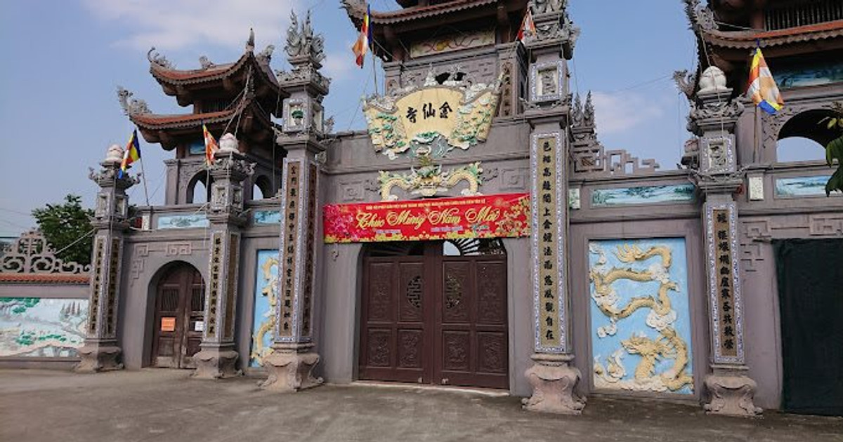 CHÙA ĐỎ BẮC GIANG LỘNG LẪY NHƯ ĐÀI SEN GIỮA HỒ