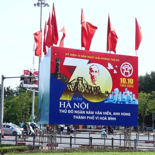[Video] Thủ đô Hà Nội rực sắc cờ hoa trong ngày thu lịch sử