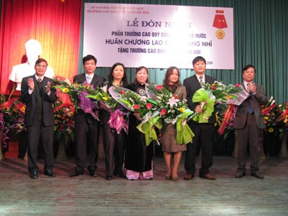 Trường CĐ Du lịch Hà  Nội: Đón nhận Huân chương Lao động hạng nhì