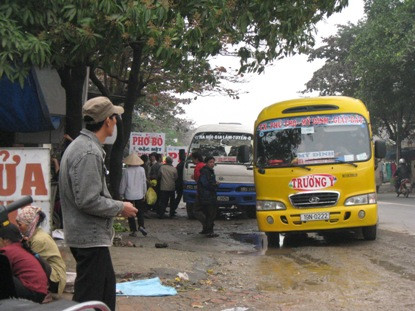 Hà  Nội:  mua - bán khách trên tuyến quốc lộ 2