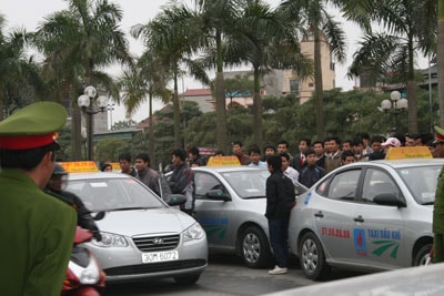 Hà  Nội: Hà ng trăm lái xe taxi Dầu khí đình công