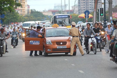 Lái xe taxi dựng cướp giả