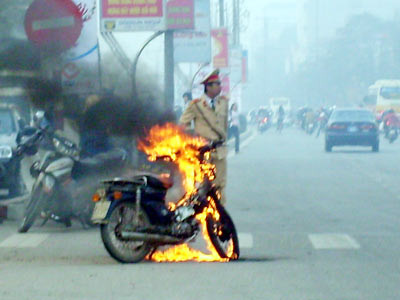 Thanh niên đốt xe máy giữa phố sẽ bị khởi tố